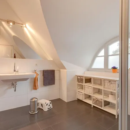 Inga Mit E-ladestation * Glowe